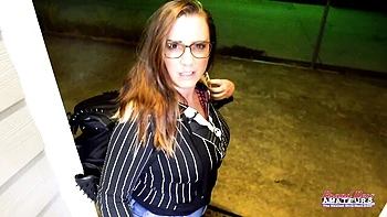 Чёрноволосая пышка доминирует и долбит пальцами жопу