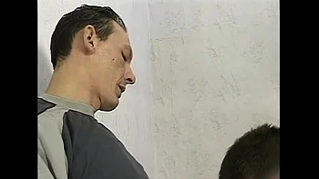 Magrela pega namorado chupando o pau de outro cara - boquete bi