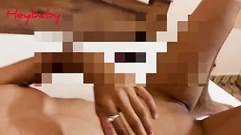 Fille asiatique gémissant gros plan pendant un doggy hardcore crémeux