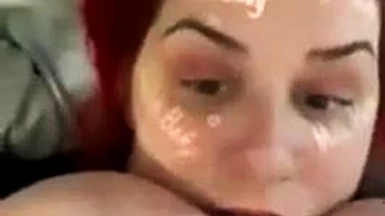 Брюнетка-любительница с большими сиськами