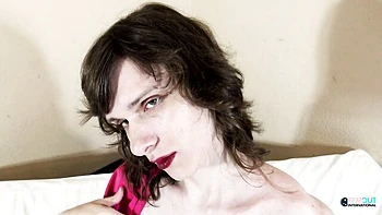 Gill, tgirl morena linda, se masturba com meia arrastão