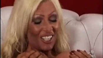 Блондинка с большими сиськами сосёт и ебется наездницей