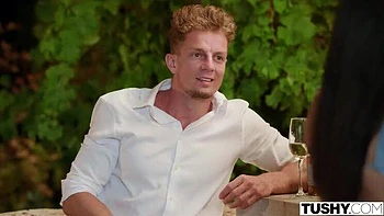 La revanche anale de Vanessa Alessia : double gorge profonde et levrette avec sa meilleure amie