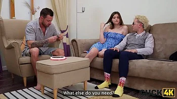 Esposa morena caliente folla extraño frente a su cornudo