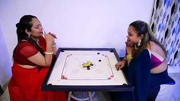 Zwei indische Mädels wetten Banane bei Hardcore Anal & Deepthroat