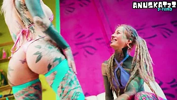 Bimbo hippie baise anale avec gros seins et dildo fou