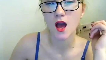 Blonde amateur coquine en webcam se déshabille