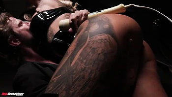 Stephanie Love, große Titten Milf, wird mit Toys gefickt und anal genommen