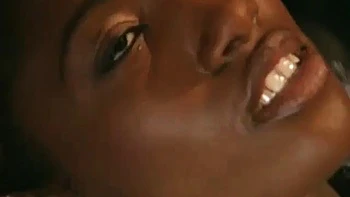 Ebony mince reçoit sa came sur les seins : pipe et léchage