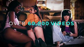 Jolie Zazie Skymm lèche chatte et cul de mamie