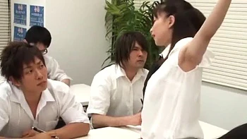 Kuroki Ichika: Japanisches Babe bläst Schwanz und fickt Doggy