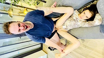 Adolescente brune baisée dur en anal à la fac