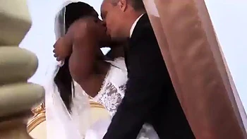 Чёрная брюнетка сосет и трахается наездницей и сзади