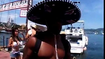 Азиатка-любительница раздевается и скачет на члене