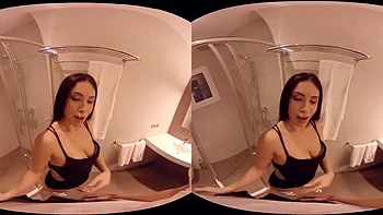 Hannah Shaw bläst Schwanz und fickt Doggy