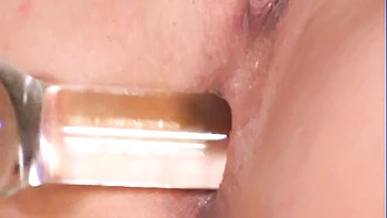 Anna Nova se masturba e goza com brinquedos no cu peludo