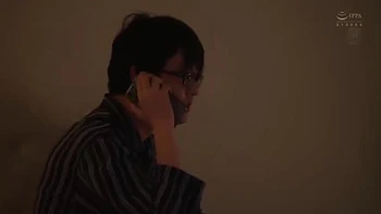 Cocu regarde la salope tromper et se faire baiser