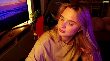 Blonde amateur sexy se branle gros cul