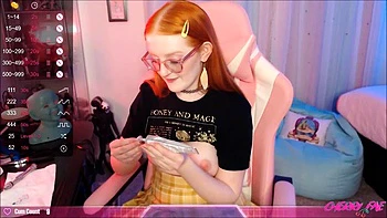 Rousse mignonne se masturbe en solo