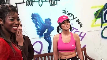 Tittenhuren beim dreckigen Vierer mit zwei schwarzen Schwänzen