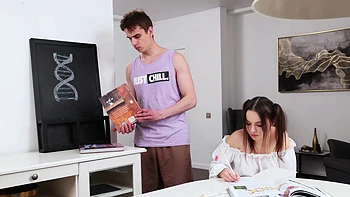 Maddy Nelson, ado brune, chevauche la grosse queue de son mec