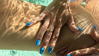 Amateur Blondine Rosalinda wichst im Jacuzzi