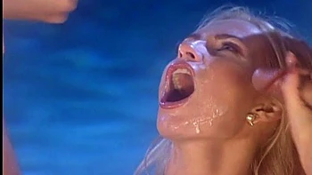 Loira em DP triplo: boquete e cachorro ao ar livre