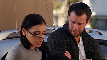 Lena Paul verführt mit natürlichen 32DDD Titten im String