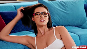 Mamada profunda y follada perrito en el sofá