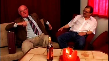 Lara louca fode de quatro, cavalgando e chupando