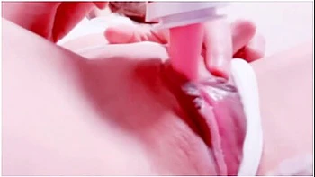 Milf japonaise se lèche la chatte et se branle seule