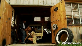 Cherry Kiss e Madlin Moon fodem estilo pin-up anos 50