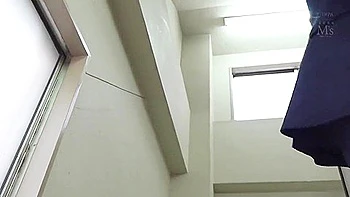 Kollege erwischt mich masturbierend während der Arbeit