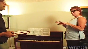 Grosse femme enlevée dur en levrette et missionnaire