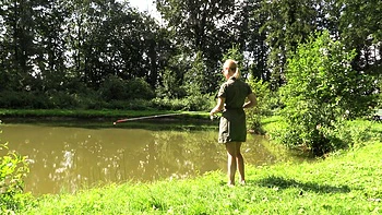 Heiße Blondine masturbiert draußen