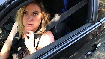 MILF rubia chupa y lame con tacones