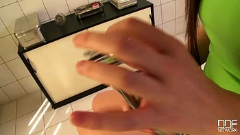 Húngara roba los juguetes BDSM del doctor