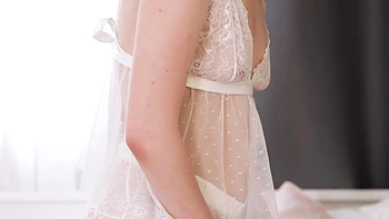 Pecas pequeñas de Bella Grey en blowjob hardcore y cowgirl