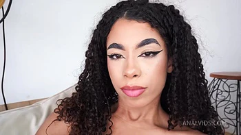 Japonesa-brasileira magra de 1,90m leva gangbang anal com pau grande