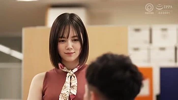 Beauté en mini-jupe réveillée par caresses à la main et au pied