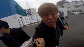 Teen japonesa chupando polla y follando a cuatro