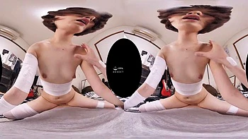 Chica asiática abre las piernas y muestra su coño en bondage VR japonés