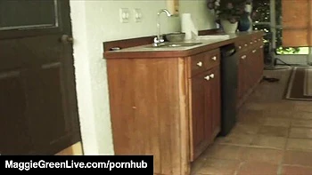 Busige Maggie Green fickt und bläst aus der Ego-Perspektive