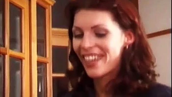 Волосатая сука с большими сиськами жестко трахнута: наездница и догги