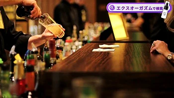 Gostosa de cabelo preto chupando e fodendo doggy sem creampie