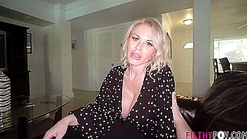 Casca Akashova corre dentro de mi madrastra tetona