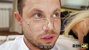 Blonde russe chaude lèche le cul et baise hard