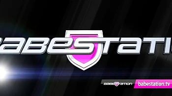 Рыжая тёлка с вибратором и сочной жопой