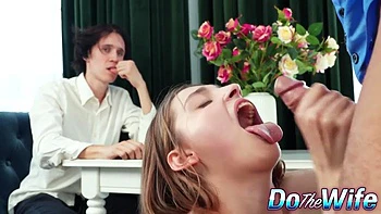 El cornudo ve a su esposa follada duro en el culo