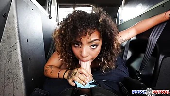 Adolescente negra follada en el asiento trasero por poli